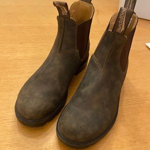 Like-new Blundstone Chelsea Boots